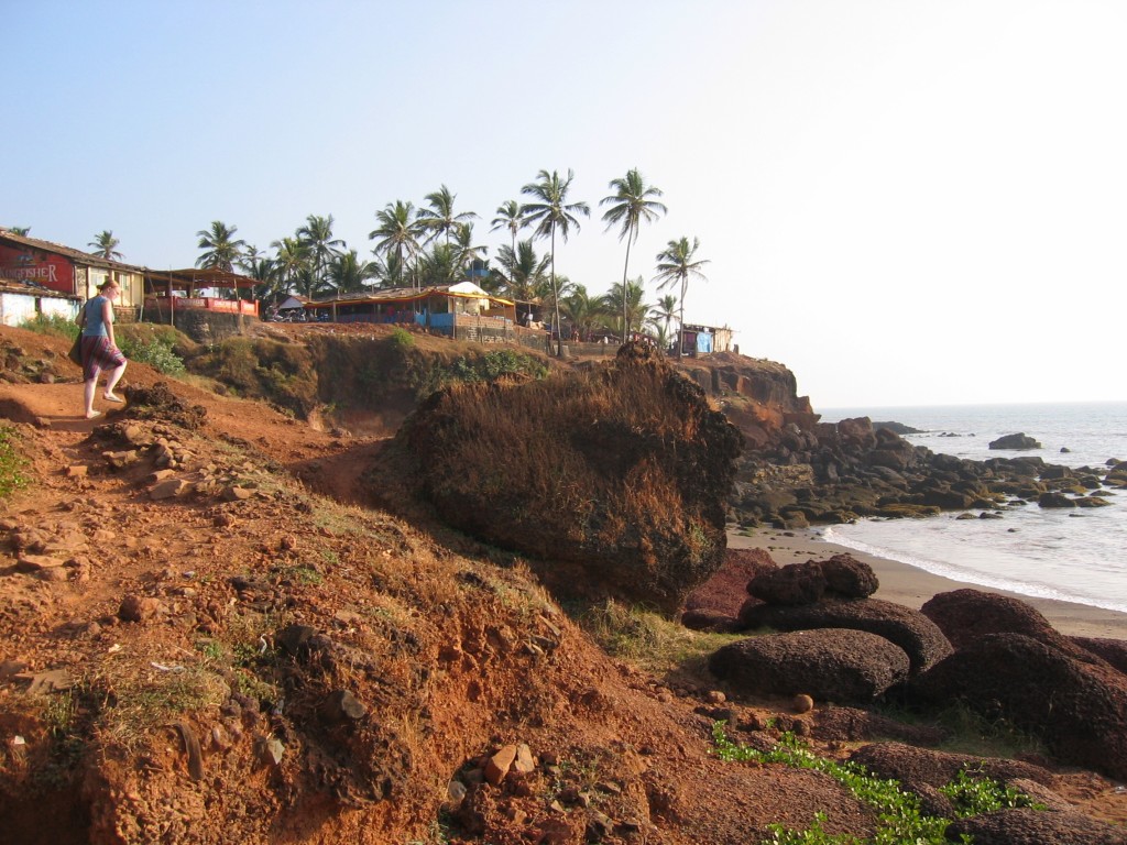 Anjuna Beach rantakallioita, ravintoloita ja kojuja