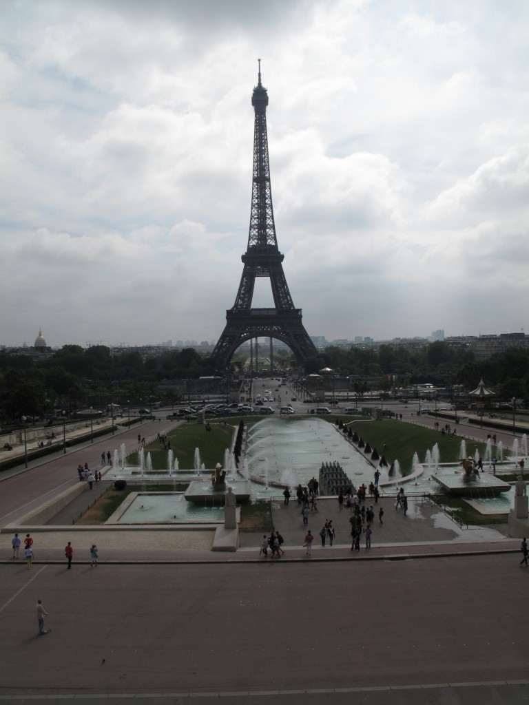 Eiffel-torni ilman urpoja naamoja sen edessä
