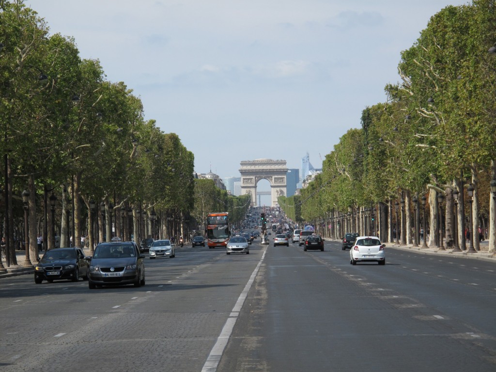 Klassinen kuva Champs-Elyséesistä