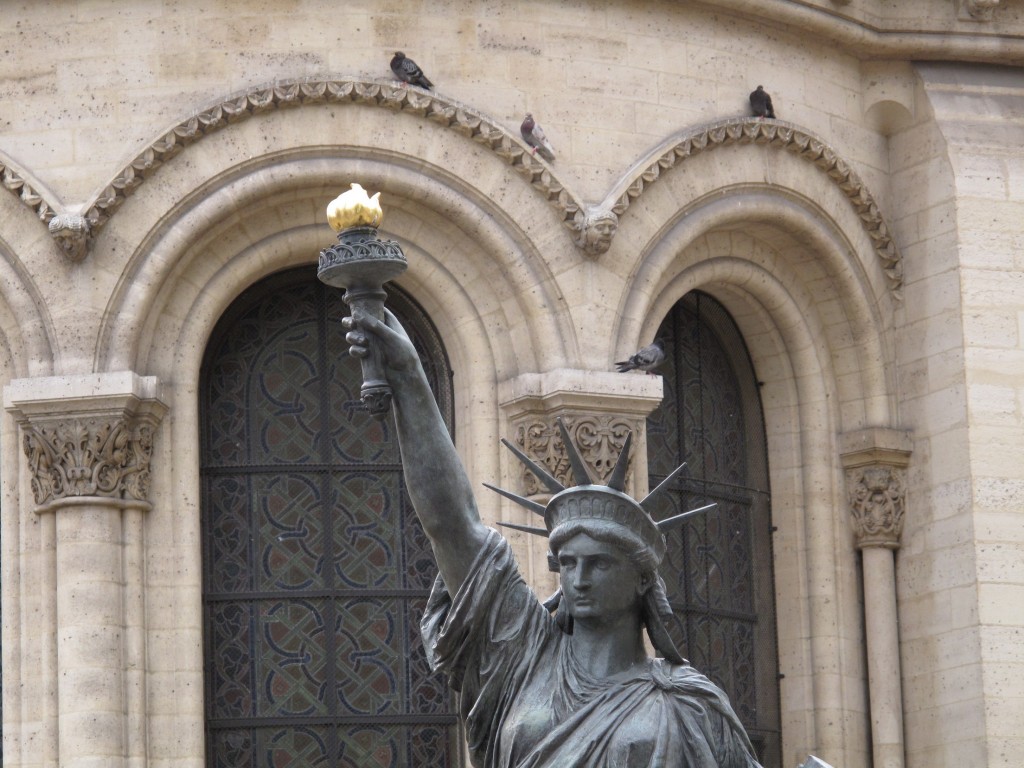Musée des Arts et Métiersin edessä oli vapaudenpatsas