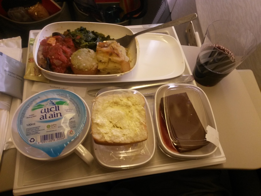 Emiratesin ruoat näyttää ja maistuu hieman paremmalta kuin kotimaisella. Tuo suklaakakku oli oikeasti tosi hyvää.