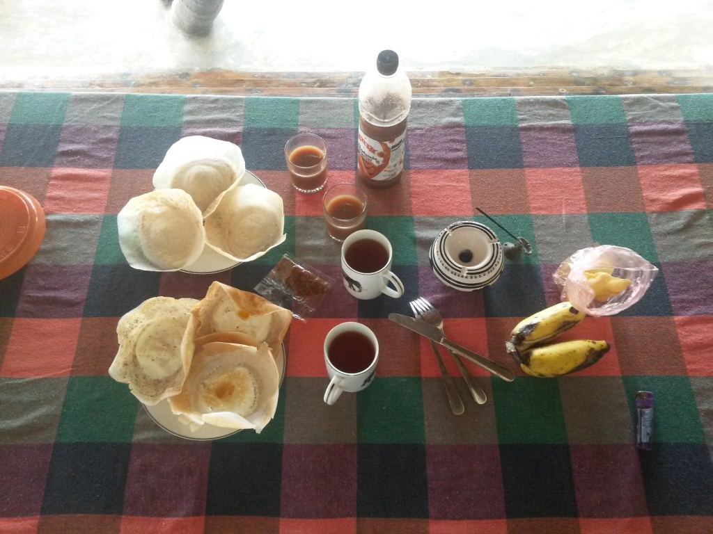 Ordered breakfast: plain and egg hoppers, tea, fruit and woodapple nectar - 400 rupees for the hoppers.