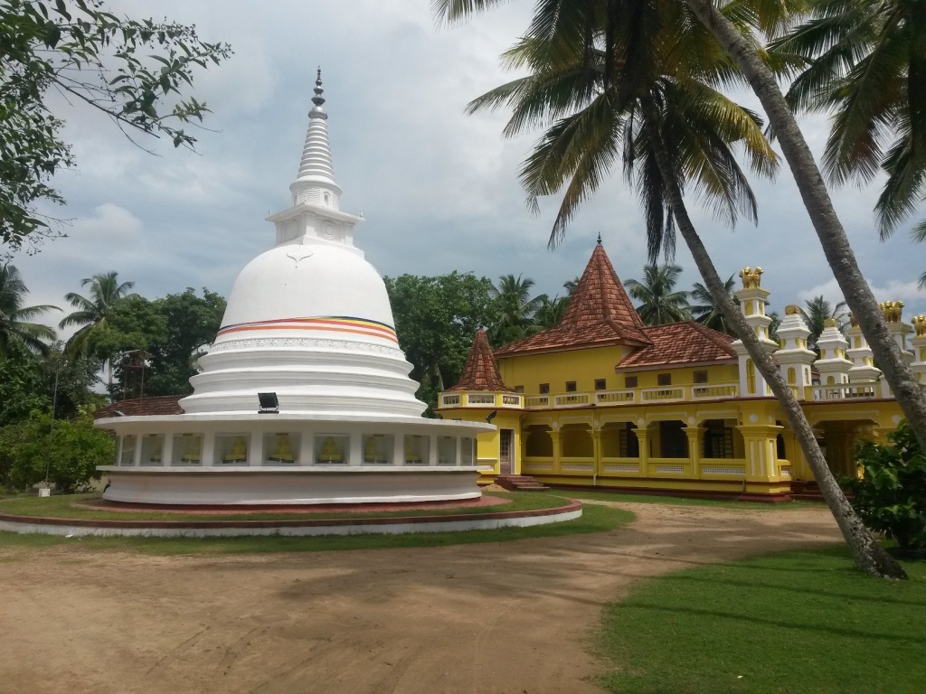 Lähitemppelin stupa ja itse temppeli takana. Eero pääsi täällä munkkipojan syliin.