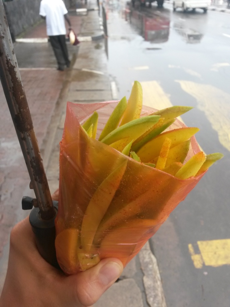 Matarasta ostettiin tällaisia jänniä raa'an mangon palasia joihin on laitettu sitä jotain mystistä mausteseosta jota täälläpäin maailmaa laitetaan kaikkien katuhedelmäpalojen päälle.