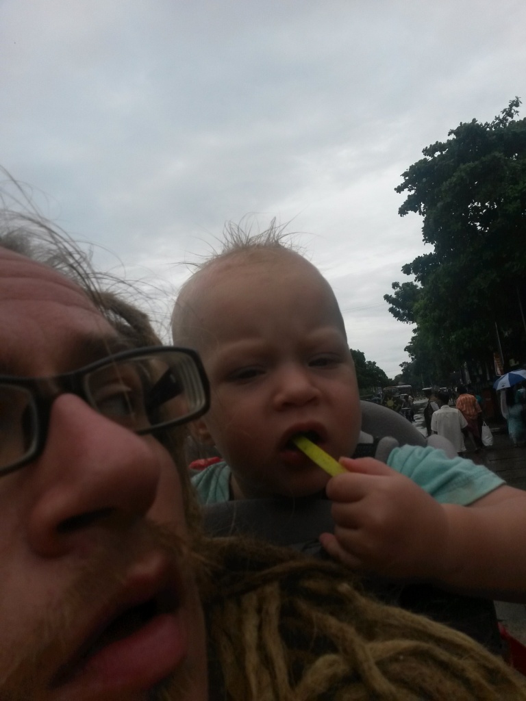 Eerollekin maistui maustemango. Tai ainakin imeskeli ne mausteet siitä päältä pois.