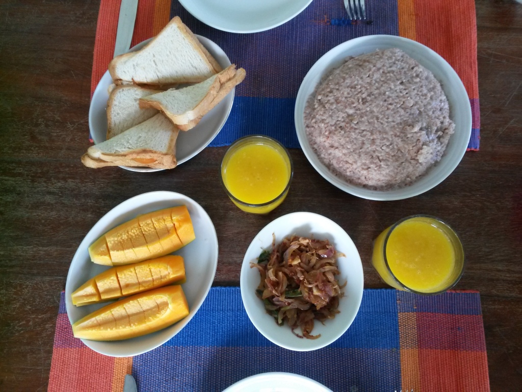 Mixed breakfast: Western sandwhiches and Sri Lankan kiribath with seeni sambol. Kiribath became our favourite since also Eero did like it. It is almost porridge like red rice.