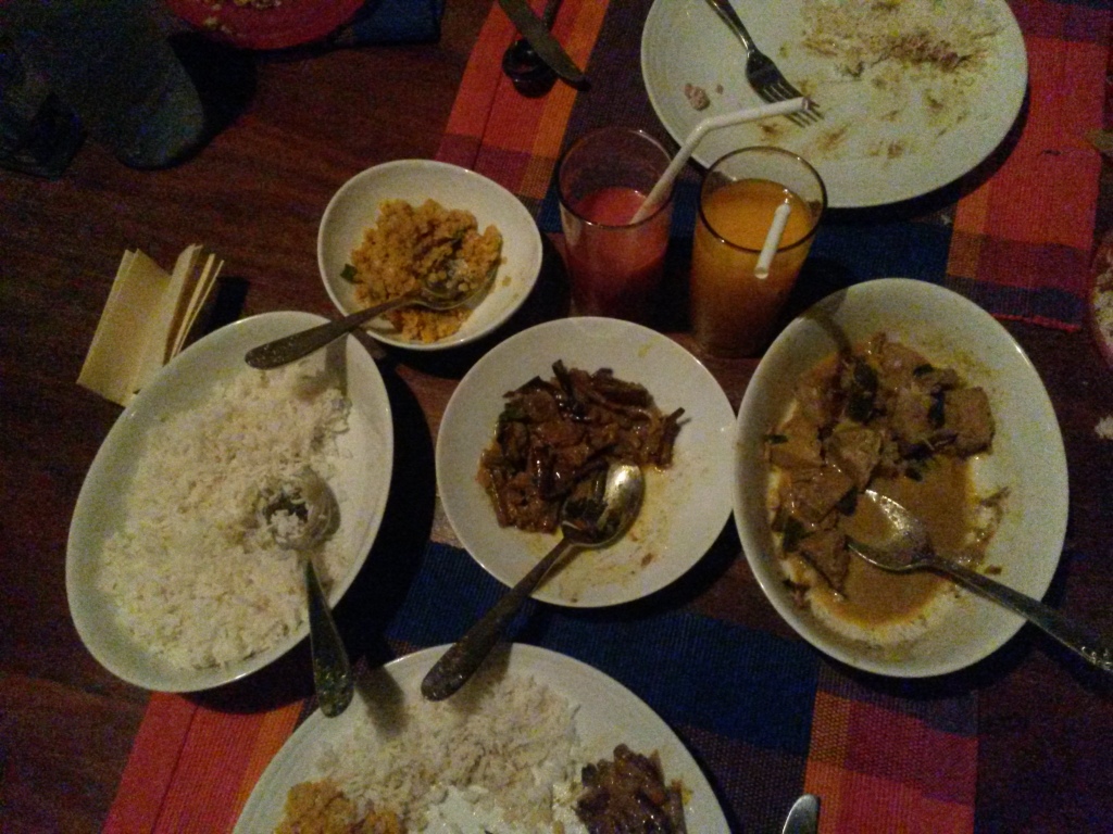 The food at the villa improved significantly when we got the brinjal - or as locally know "wombotu" - which just melted in one's mouth. Also we had for the first time "polo" or jackfruit curry which had a surprising texture resembling that of mushrooms. Good, though quite meaty taste.