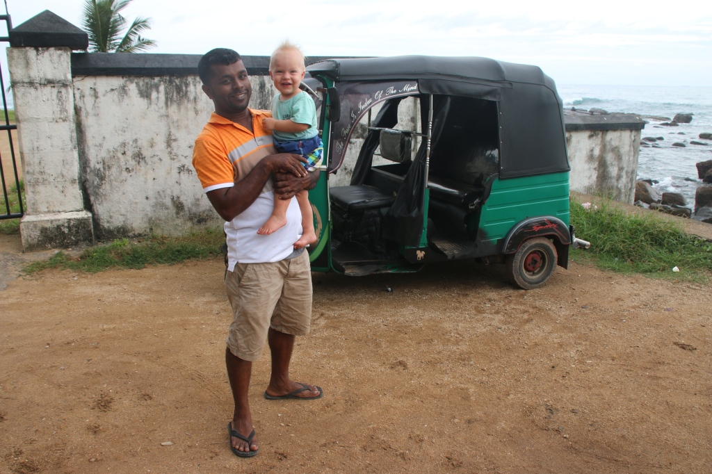 Eero näki tuota tuttua tuk-tuk kuskia sen verta monta kertaa, että alkoi olla ihan jo kavereita sen kanssa / Eero saw our tuk-tuk driver so many times that they started to be friends