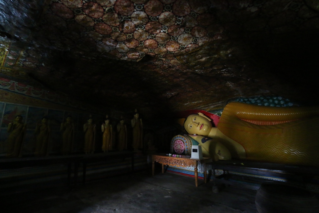 Lähes jokaisessa luolassa oli iso makaava buddha / In almost every cave there was a huge reclining buddha