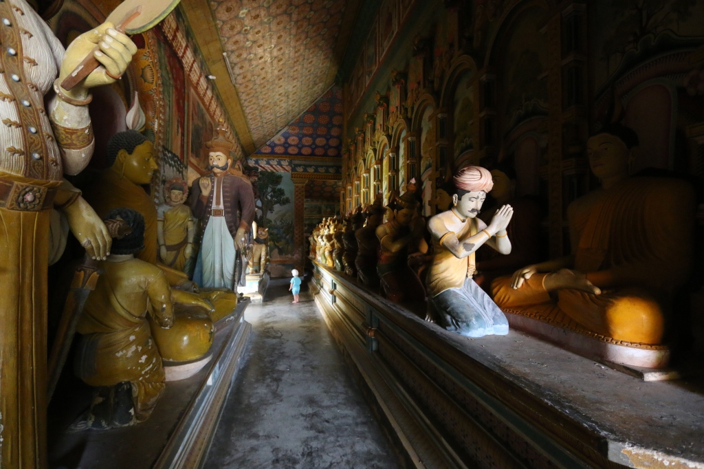 Wewurukannalan itse temppeli sisälsi oikean kokoisia veistostarinoita Buddhan elämästä / The Wewurukannala temple proper held some life size statues from various parts of Buddhas life 
