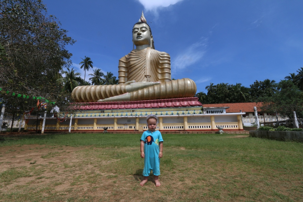 Jättibuddha ja pieni mies / Giant Buddha and a little guy