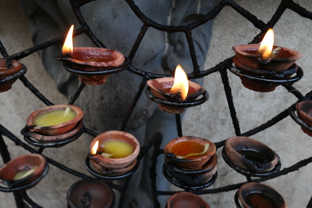 Uhrikynttilöitä / Sacrificial candles