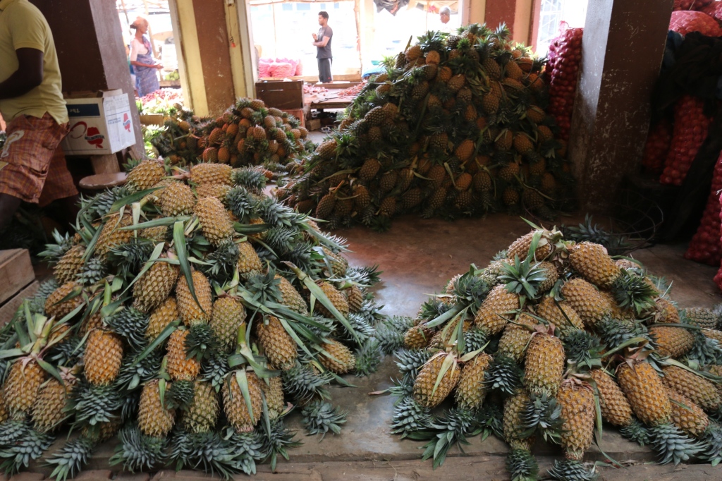 Mataran vihannestori - Ananas / Matara vegetable market - Pineapple